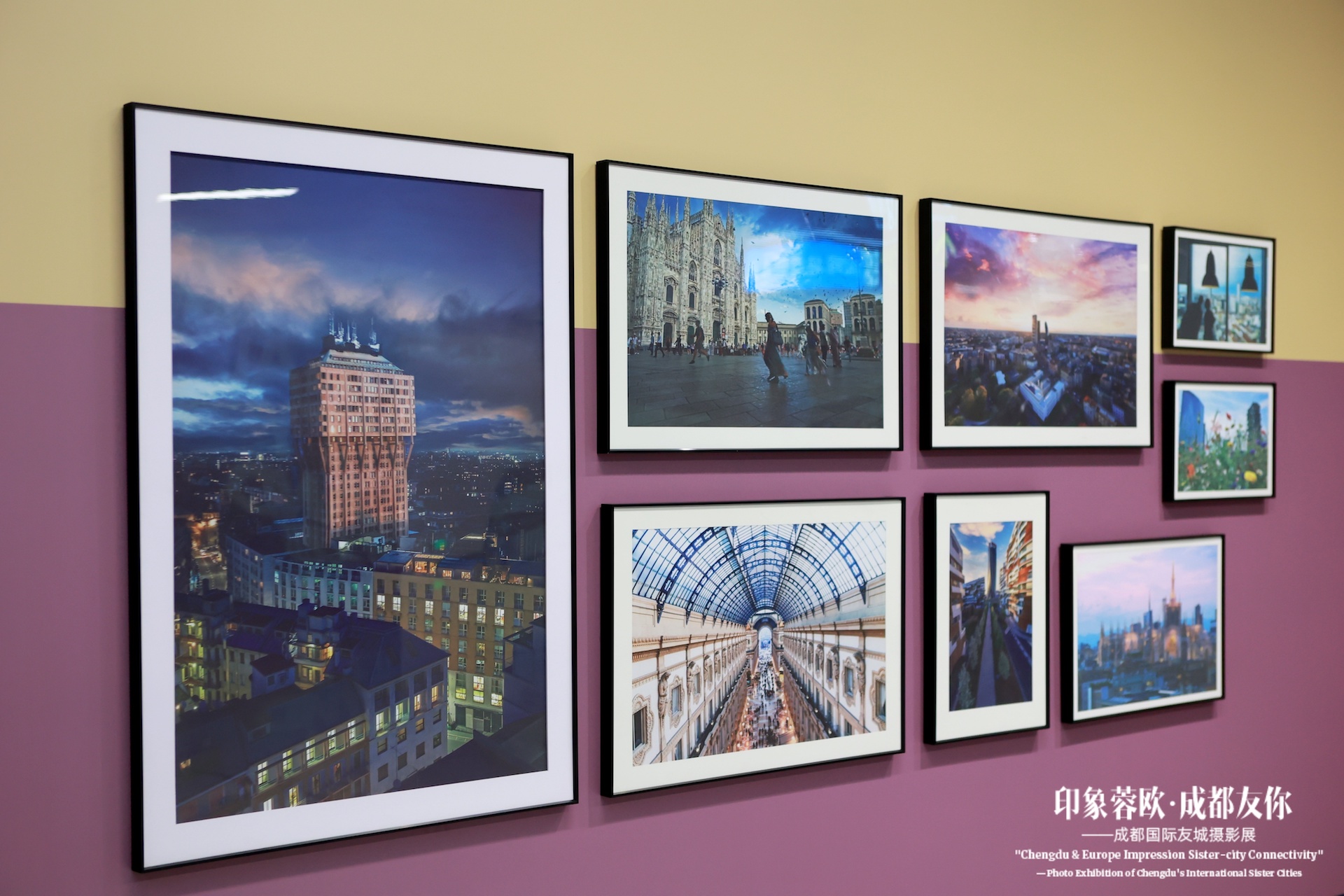 Ripresa ravvicinata della parete della mostra a Chengdu con Torre Velasca, Duomo e Galleria Vittorio Emanuele.