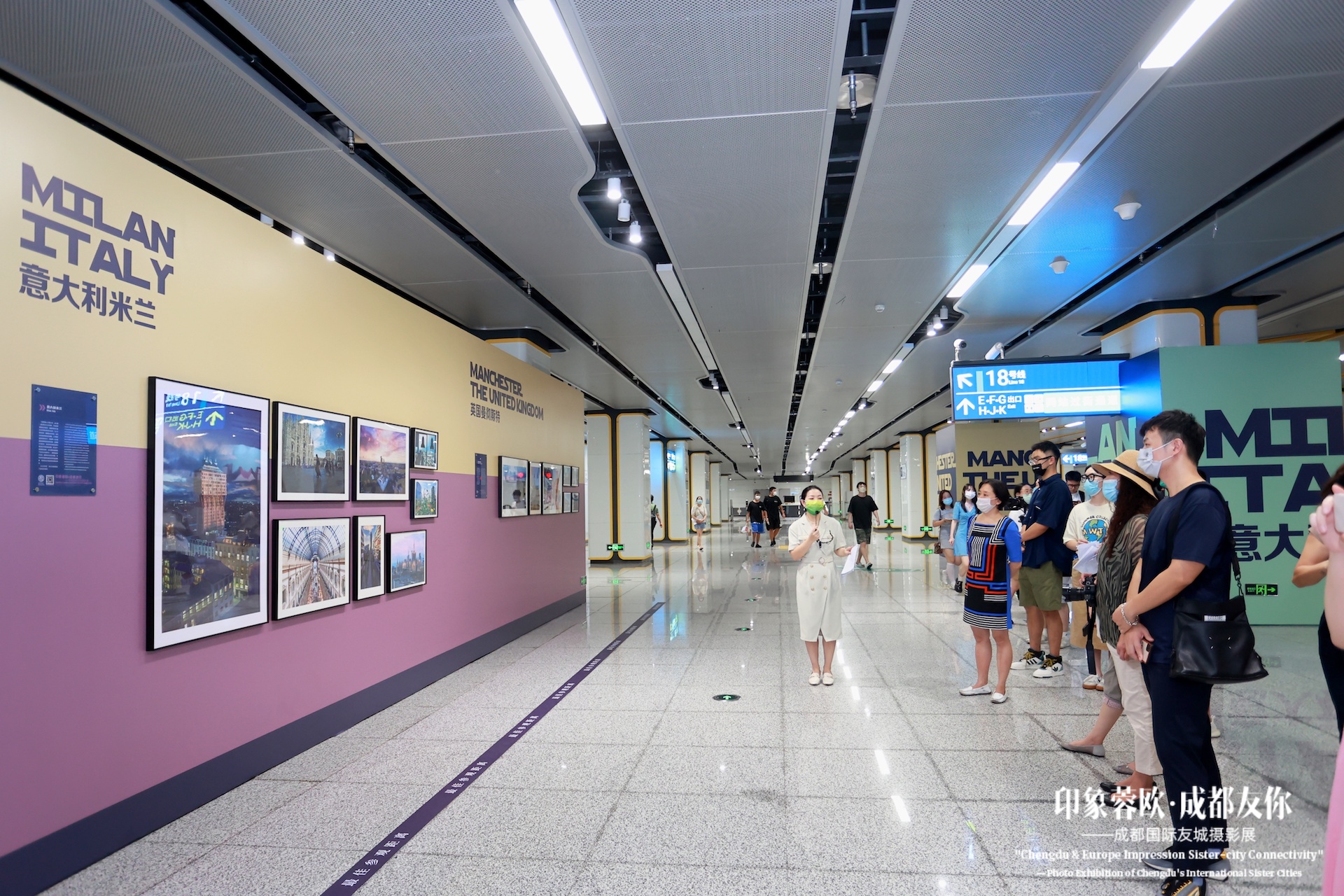 Guida che presenta la mostra ai visitatori nel corridoio della metropolitana di Chengdu.