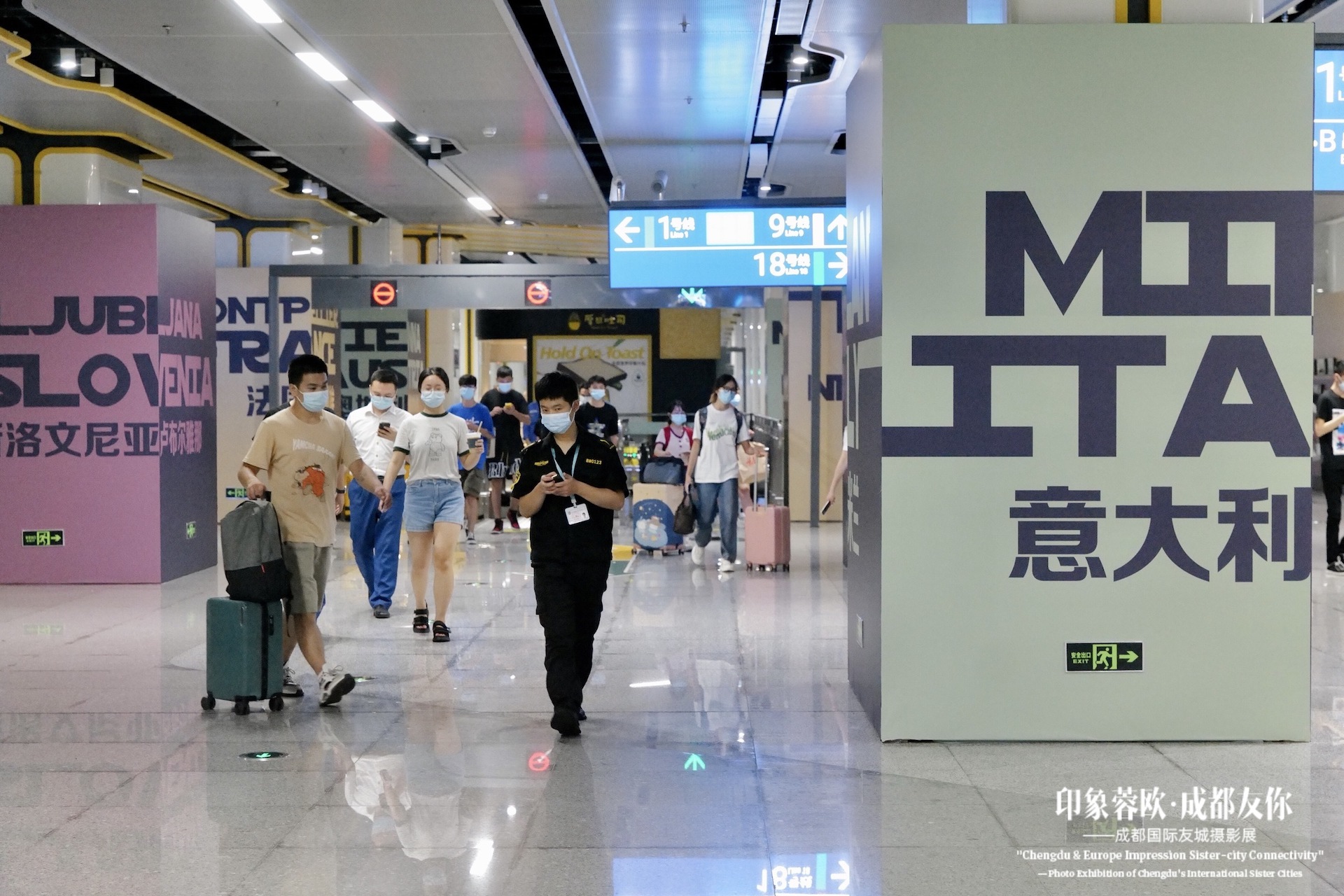 Corridoio della mostra a Chengdu con l'insegna 'Milan Italy' in italiano e cinese.