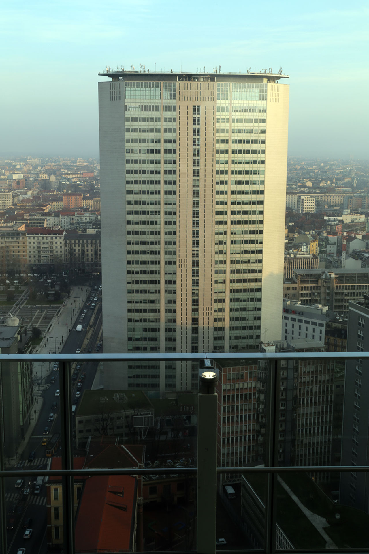 Ripresa ravvicinata della facciata del Pirellone da un altro rooftop milanese.