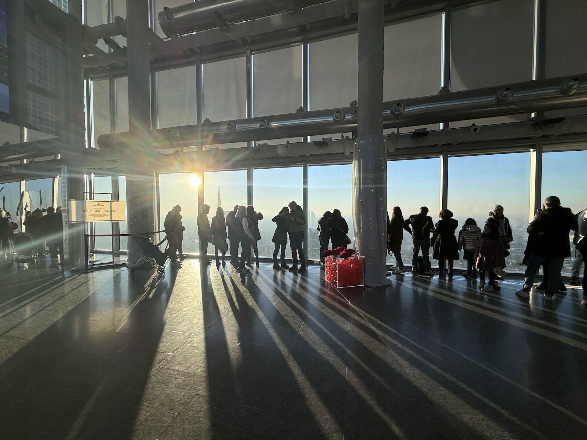 L'interno della terrazza panoramica al 39° piano, affollata di visitatori al tramonto.