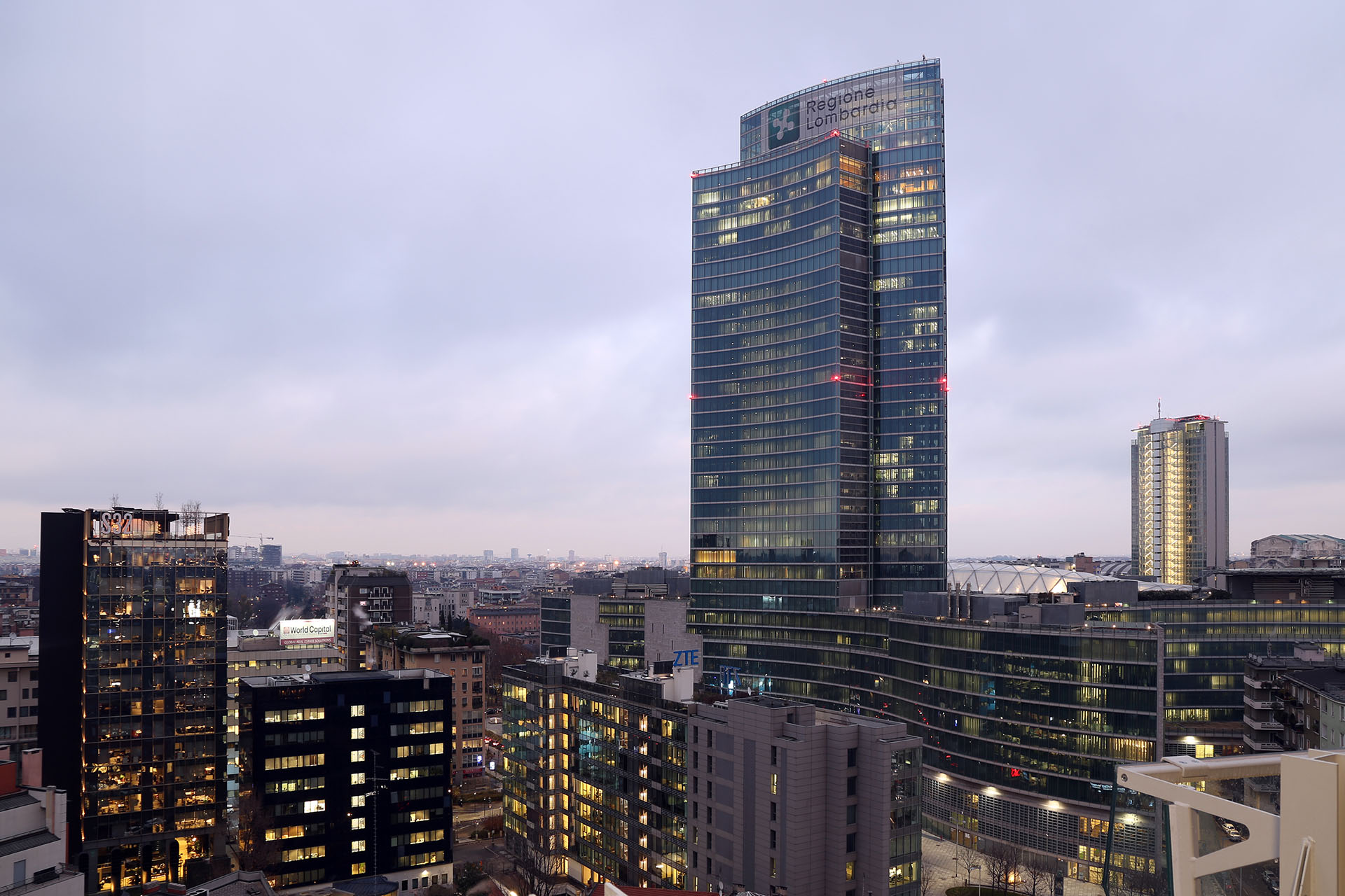 Palazzo Lombardia al blue hour, illuminata sopra lo skyline di Milano.