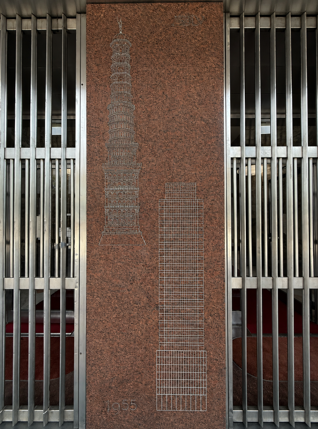 Pannello decorativo all'ingresso della Torre Breda, con l'incisione della torre e l'anno di costruzione 1955.