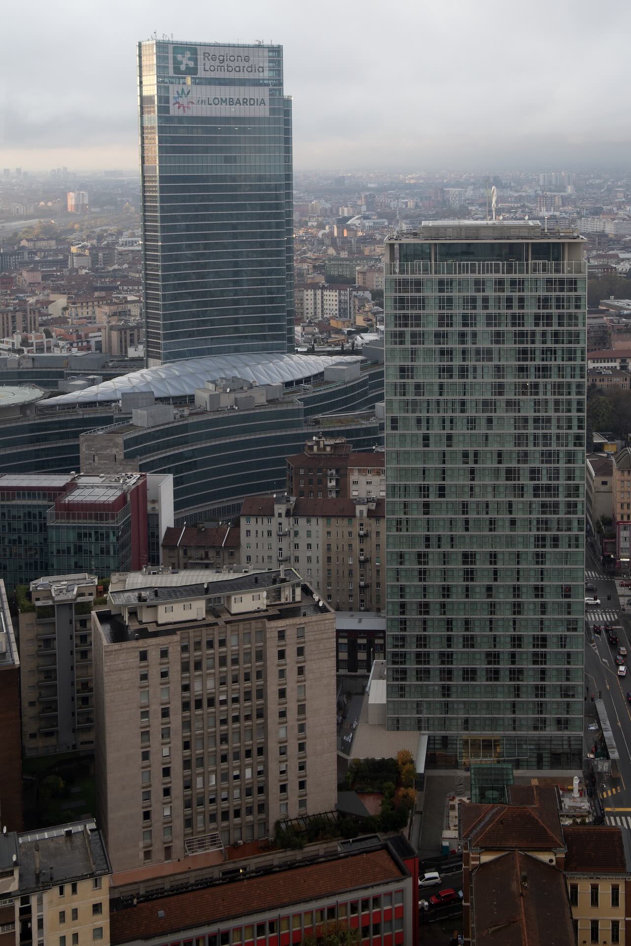 La Torre Galfa accanto al Palazzo Lombardia, con la cupola del Mercato Comunale in primo piano.