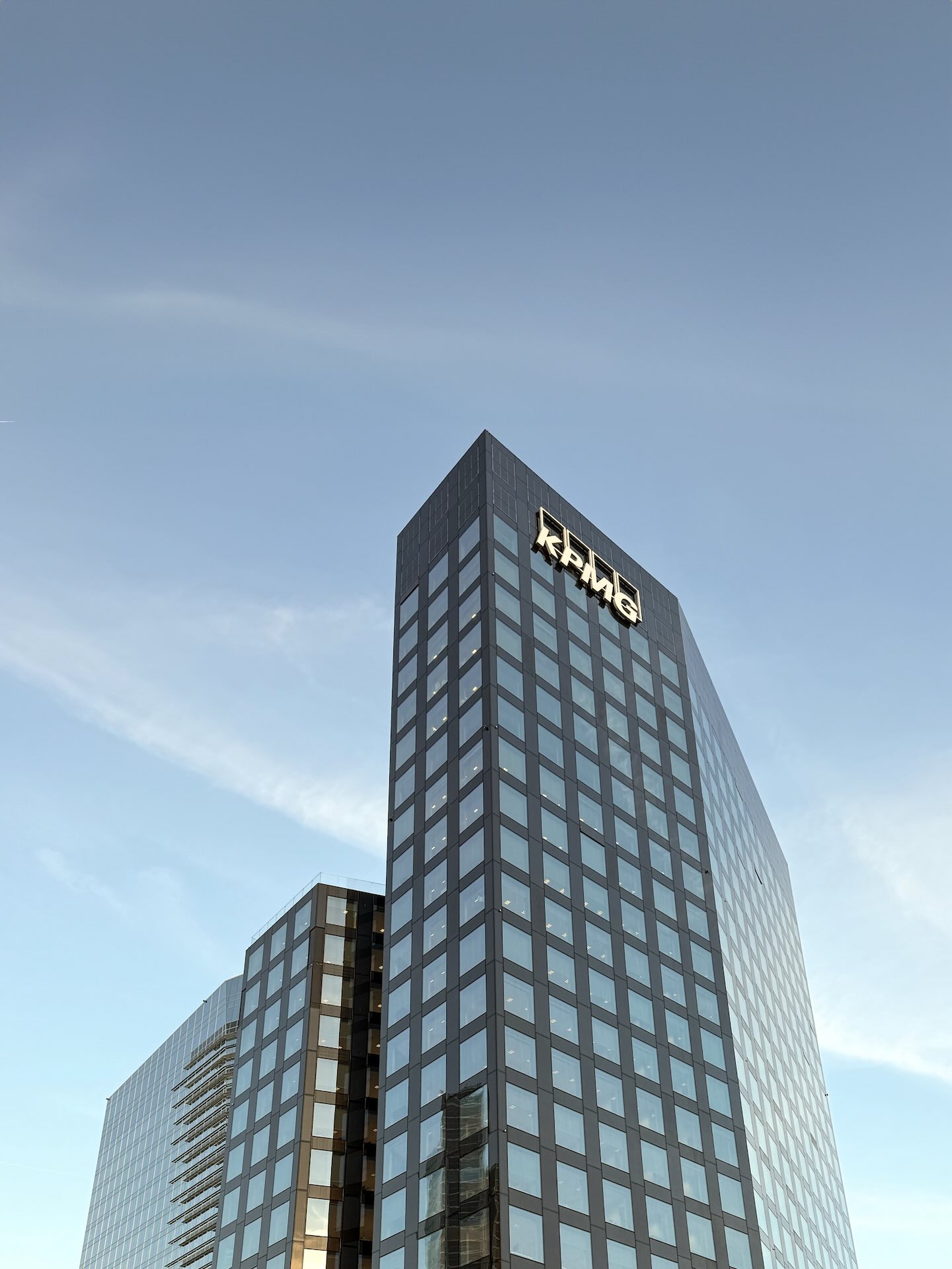 La Torre Est di Gioia 20, con il logo KPMG in cima, vista dal basso.