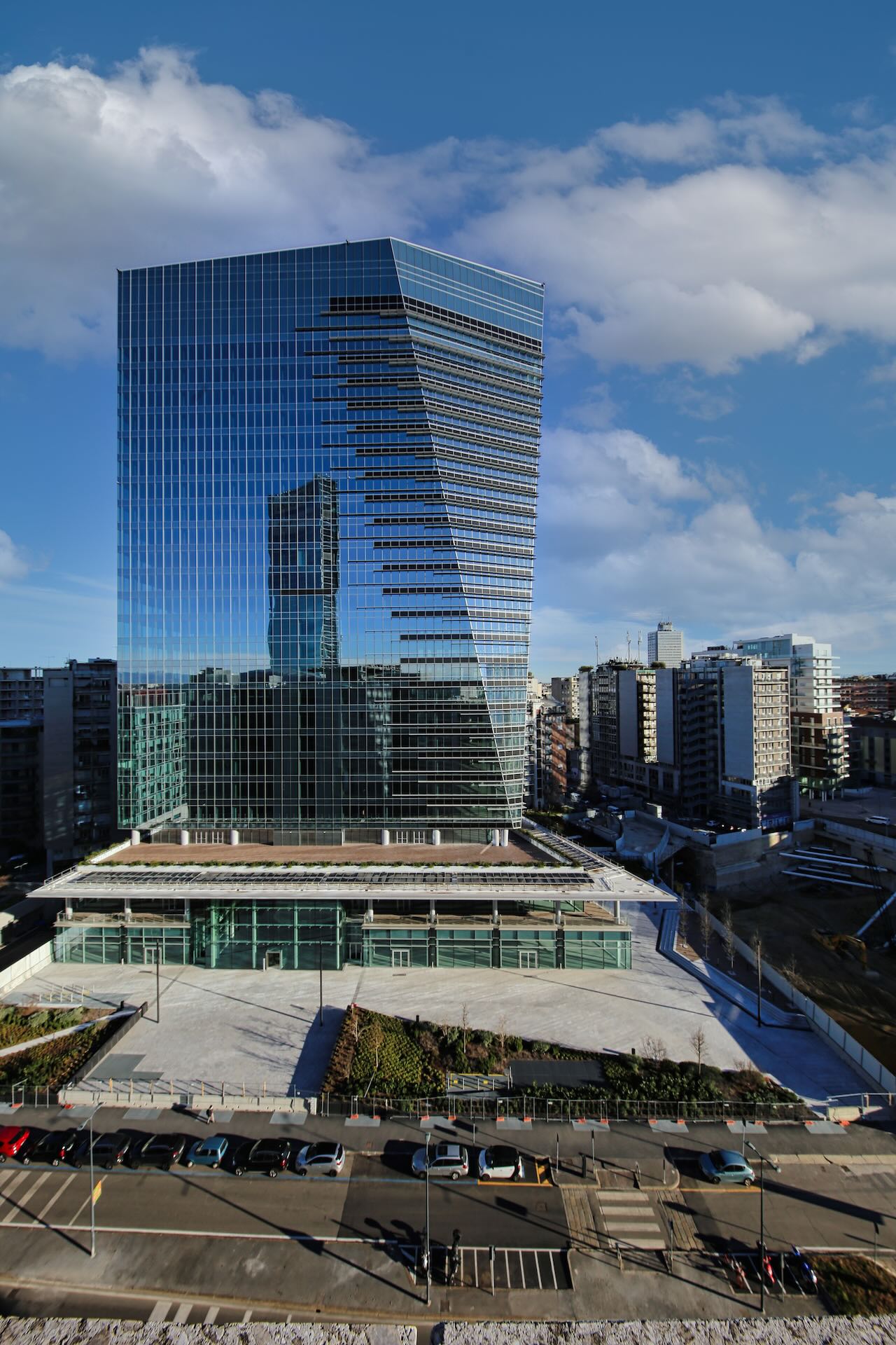 Vista aerea della Torre Gioia 22, con il podio verde e il parco antistante in costruzione.
