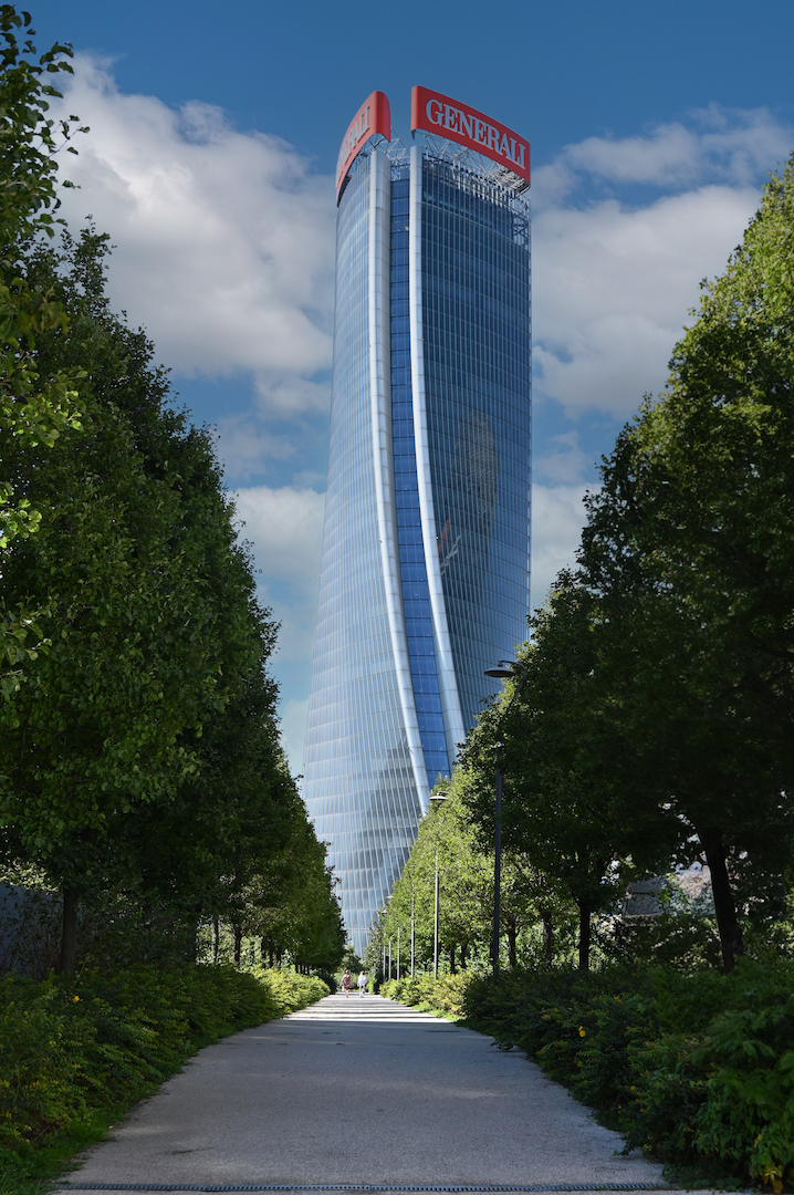 Il viale alberato di CityLife che conduce alla Torre Hadid.