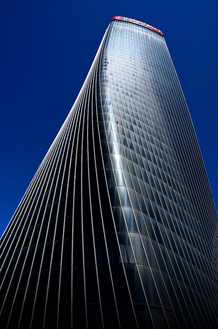 La Torre Hadid in controluce contro un cielo blu intenso.