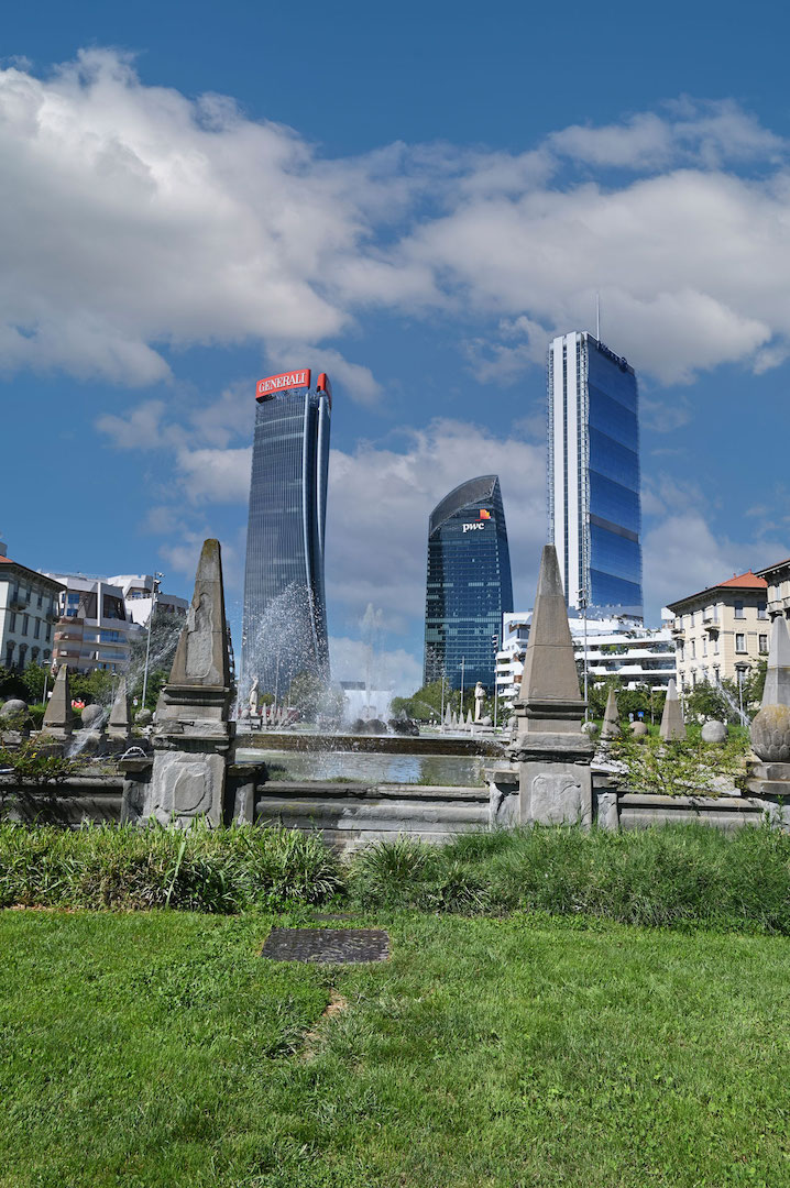 Le Tre Torri di CityLife viste da una fontana storica milanese.