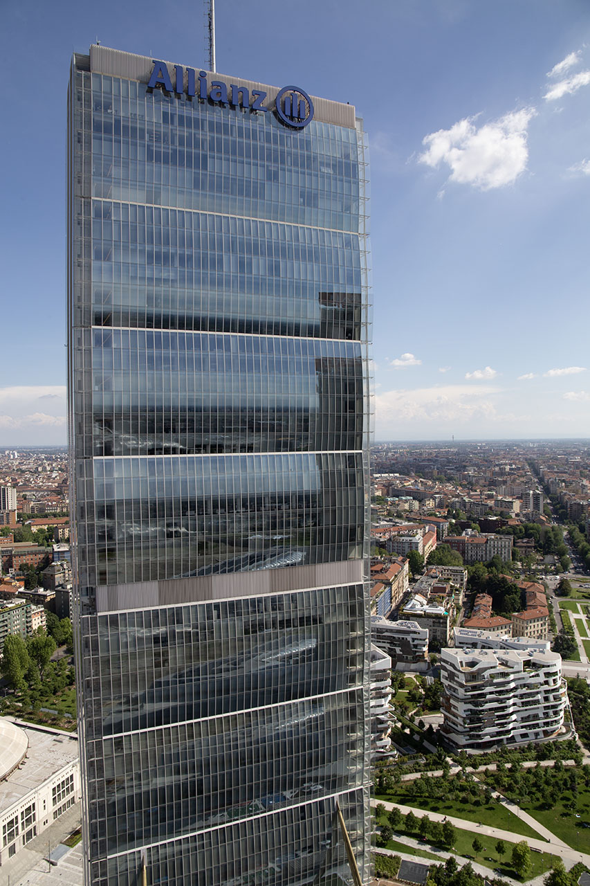 Vista aerea ravvicinata della facciata della Torre Isozaki, con il parco di CityLife e Milano sullo sfondo.