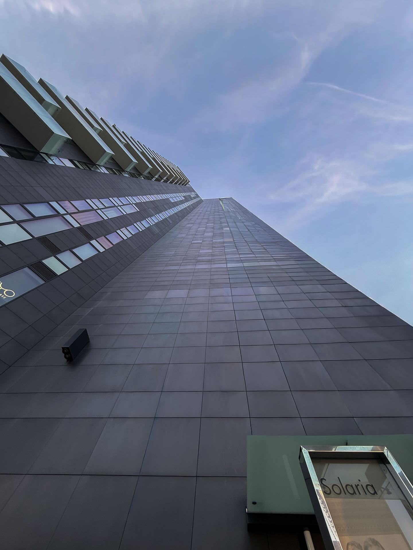 Vista dal basso della Torre Solaria, con l'insegna 'Solaria' alla base.
