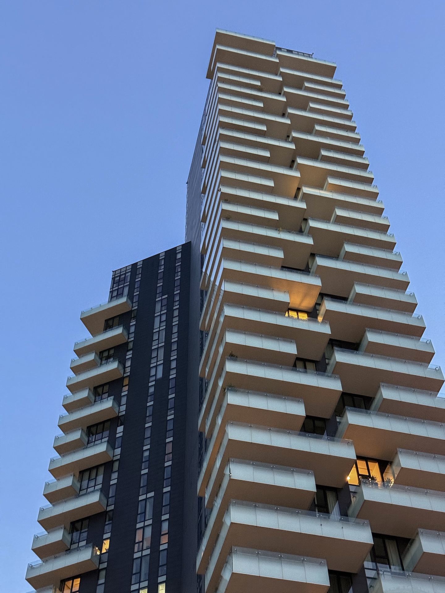 Le logge della Torre Solaria illuminate dalla luce dorata del tramonto.