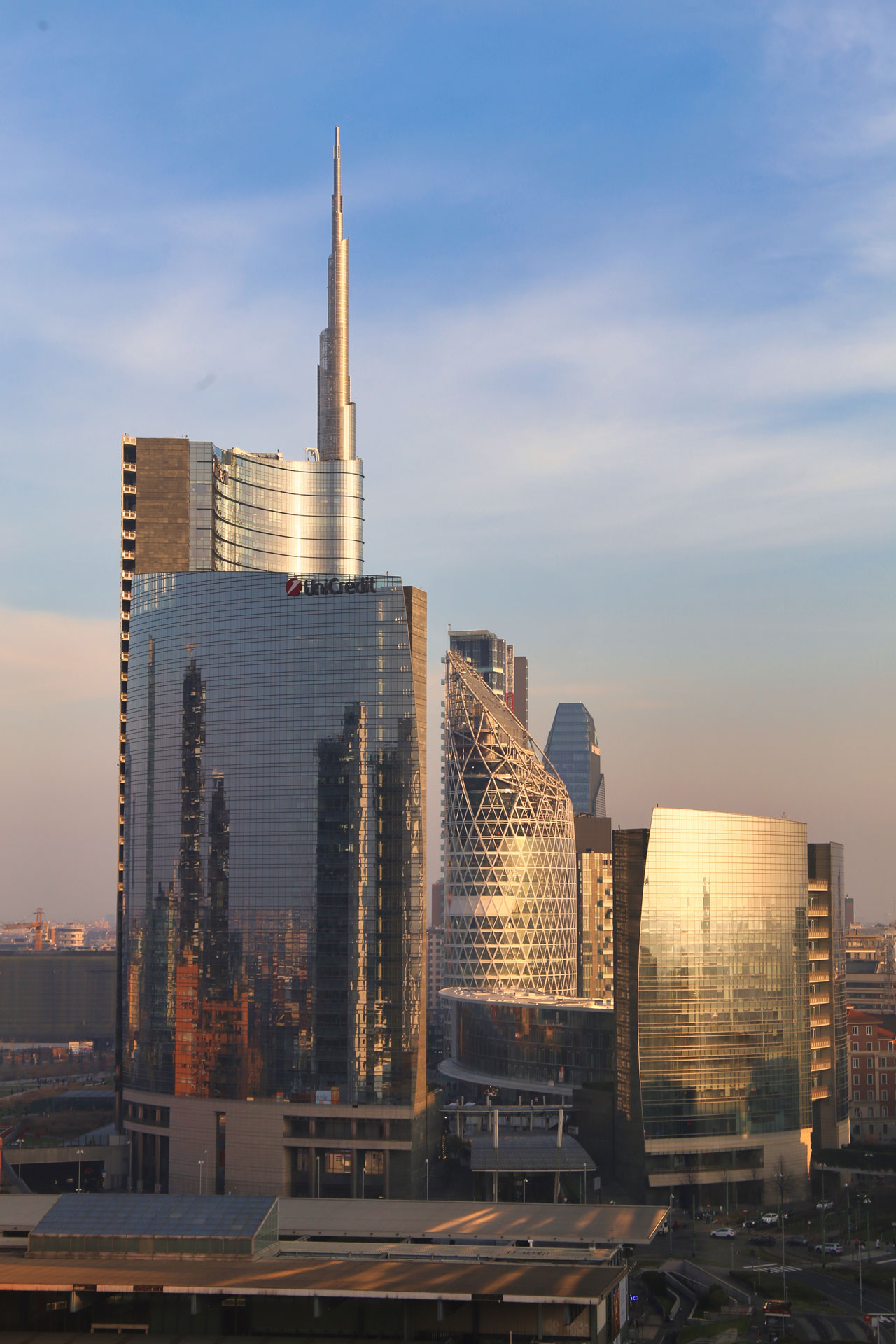 La Torre Unicredit al tramonto, con la guglia e il logo UniCredit ben visibili sopra Porta Nuova.
