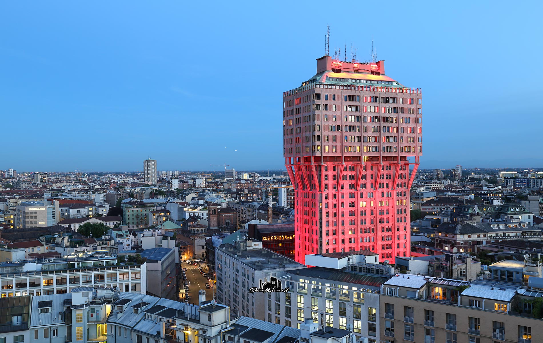 Un'altra vista della Torre Velasca rossa durante il Fuorisalone 2016.