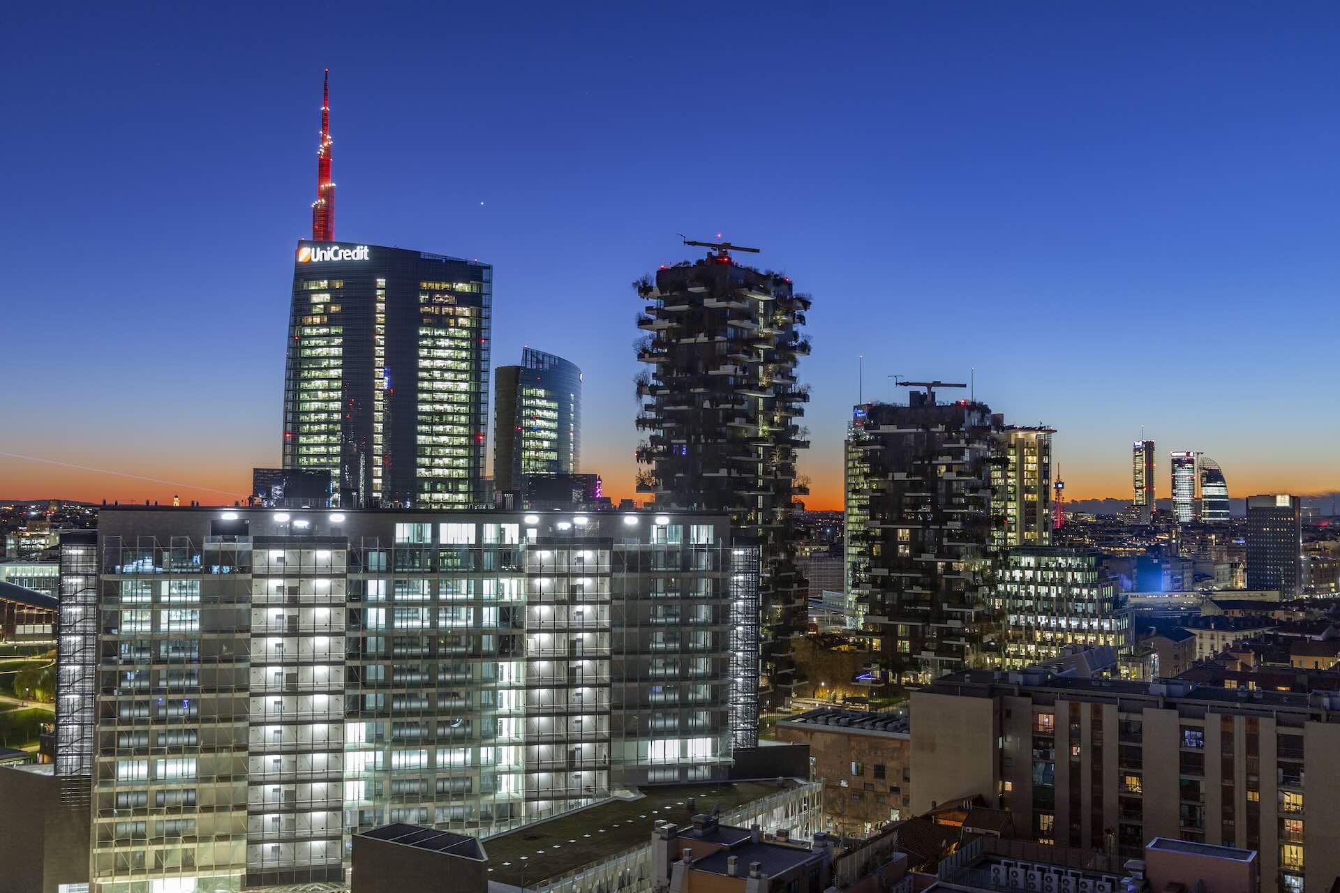 Panoramica al blue hour con Torre Unicredit, Bosco Verticale e lo skyline di CityLife.