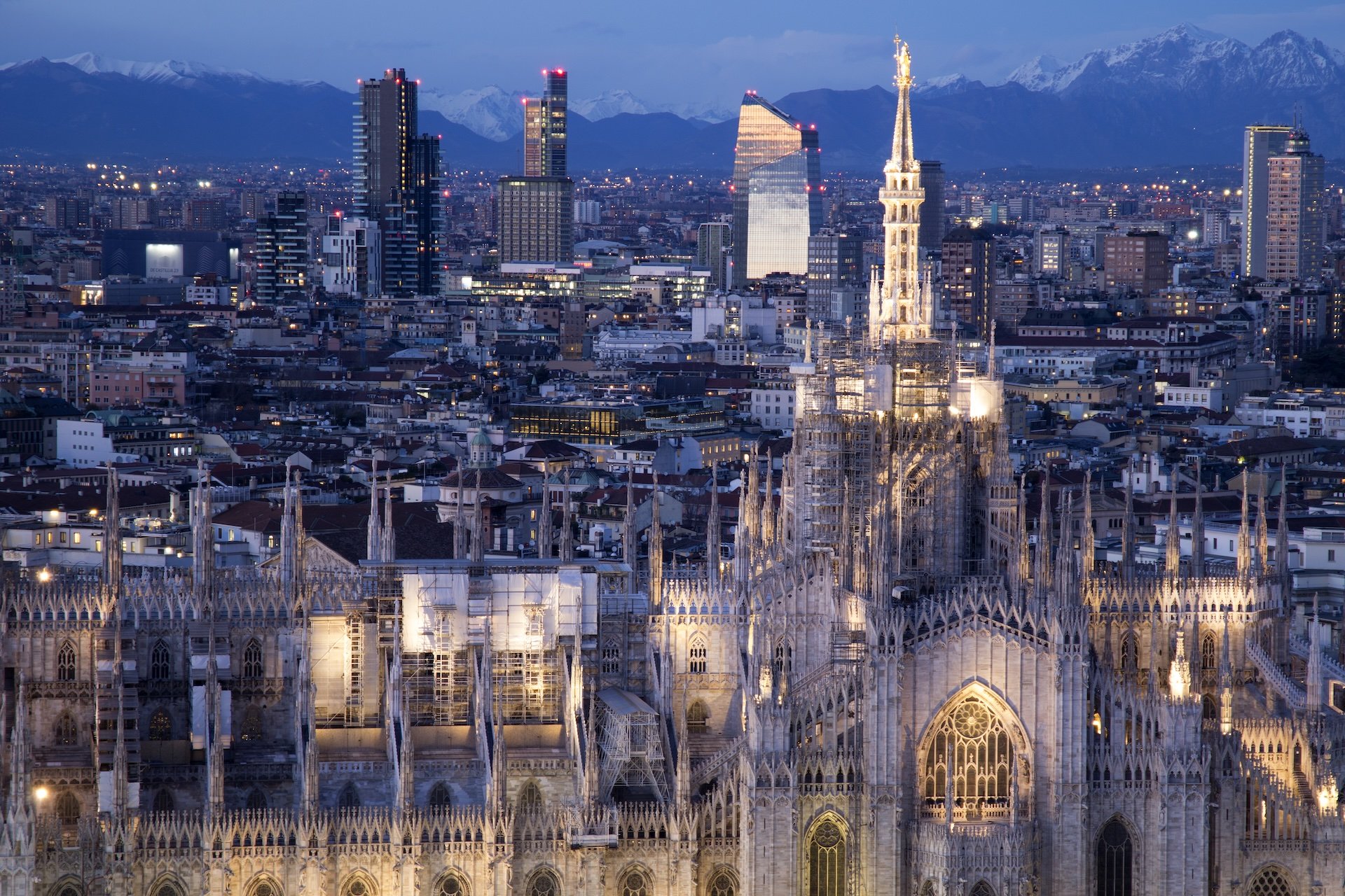 Guglie del Duomo con la Madonnina, le torri di CityLife e le Alpi sullo sfondo