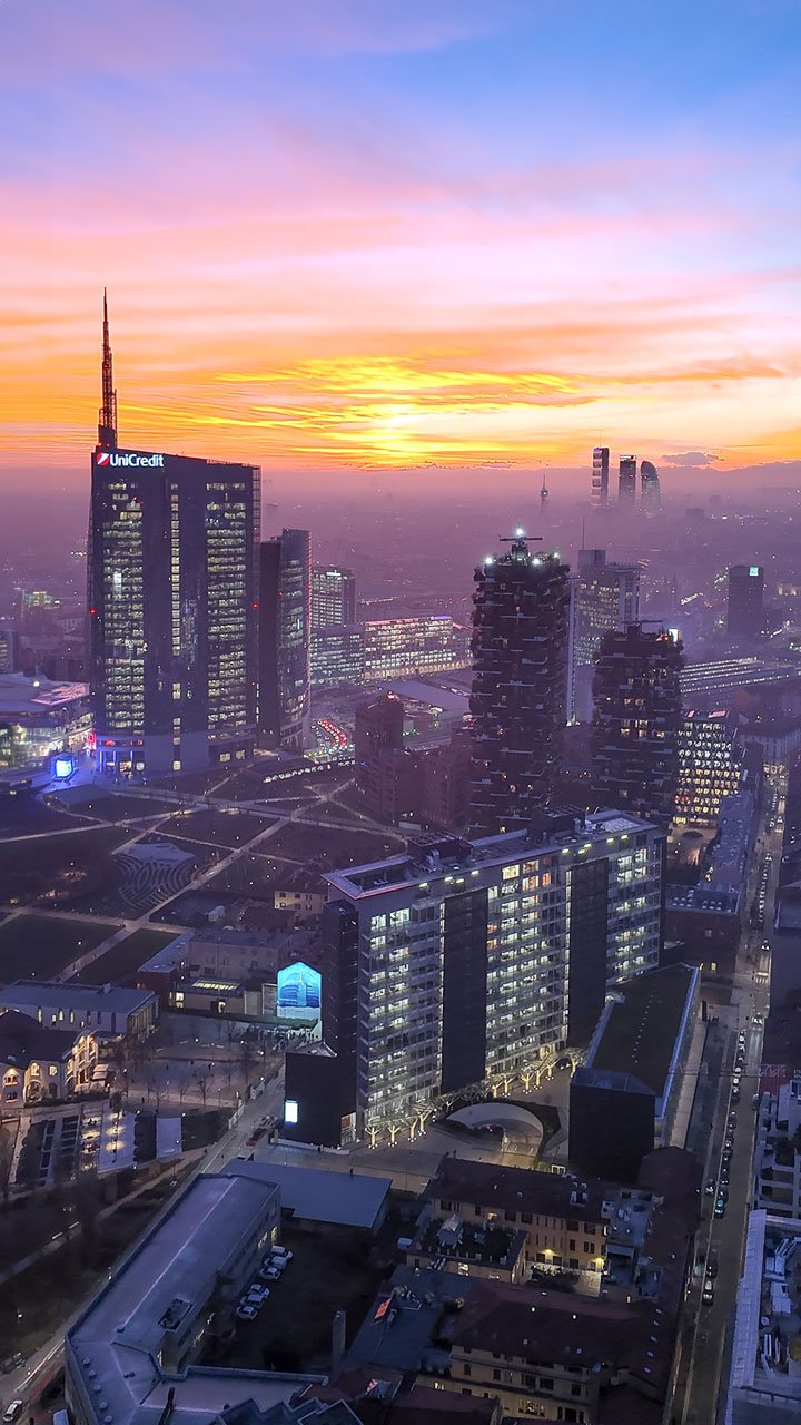 Il Rasoio, Bosco Verticale, Torre Unicredit e CityLife sullo sfondo al tramonto dalla Terrazza di Palazzo Lombardia