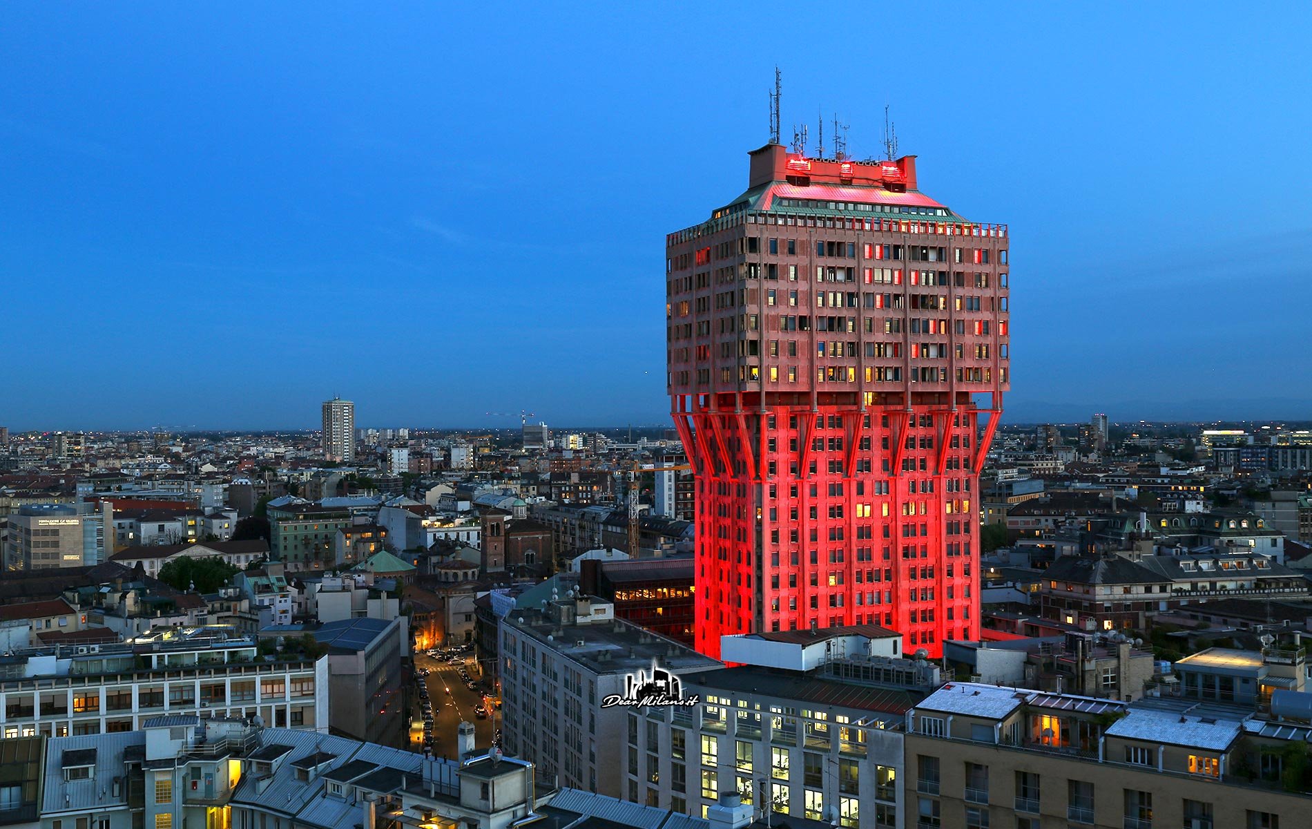 La Torre Velasca completamente rossa durante l'installazione Audi al Fuorisalone 2016, vista dall'alto.